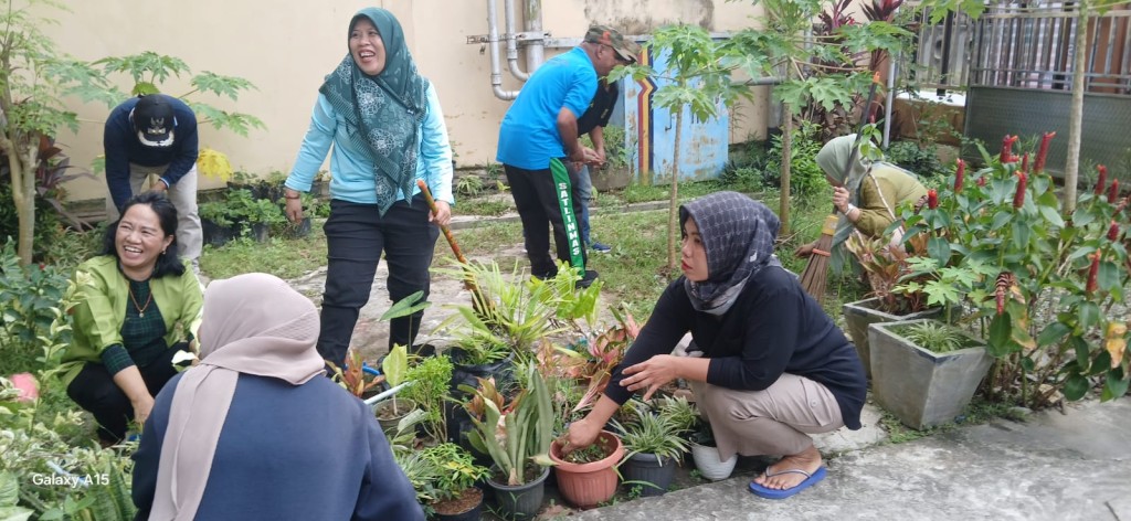 Giat Jum'at : Gotong-royong Halaman Taman Kelurahan Sungai Dama