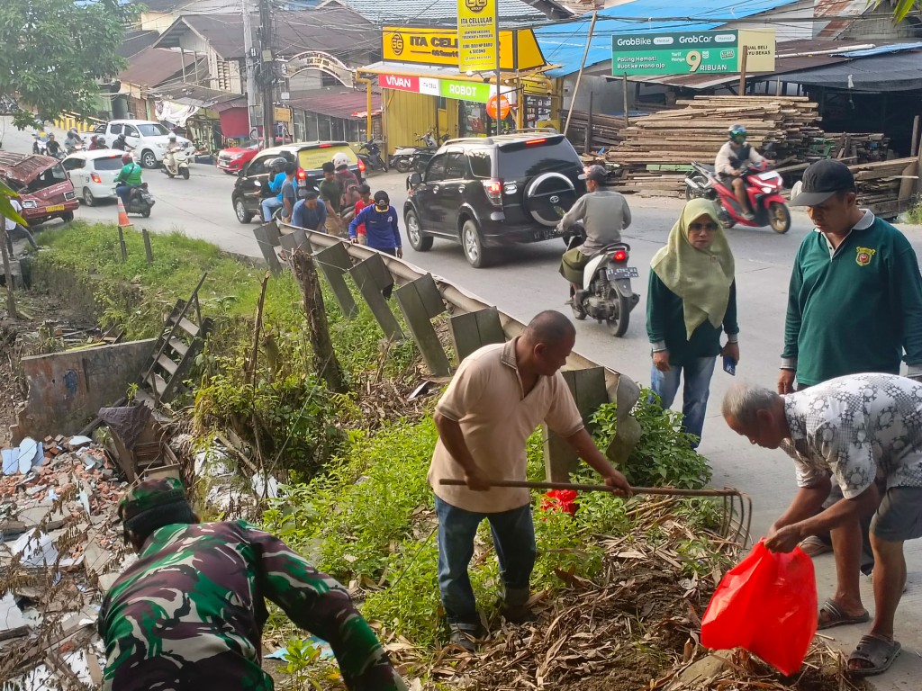 Gotong Royong : Kelurahan Sungai Dama Bersama Babinsa,Babinkamtimas Dan Ibu-Ibu Dasawisma Turun Kelapangan