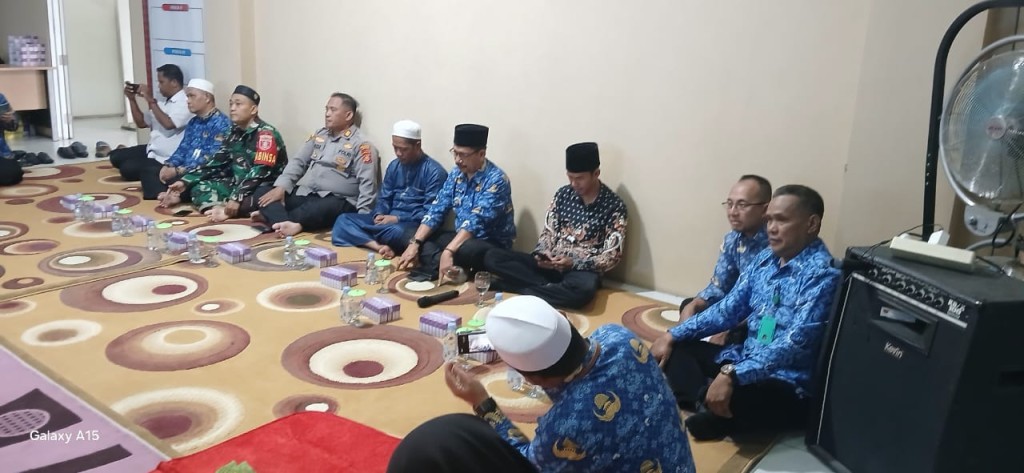 Sekretaris lurah Serta Kasi-Kasi DAN  Staf Kelurahan Sungai Dama Mengikuti Acara Maulid Nabi  DI Kecamatan Samarinda Ilir