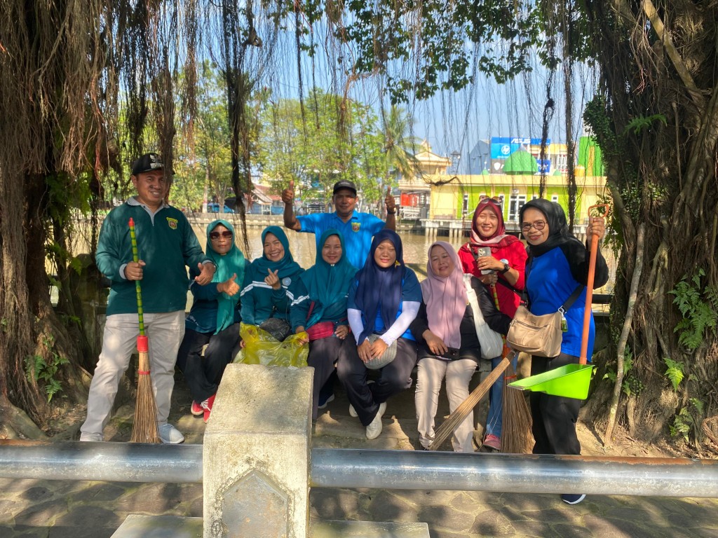“Kelurahan Sungai Dama Ikuti Gotong Royong Bersama Kecamatan Samarinda Ilir dan Gelar Kerja Bakti Pencabutan Umbul-Umbul”