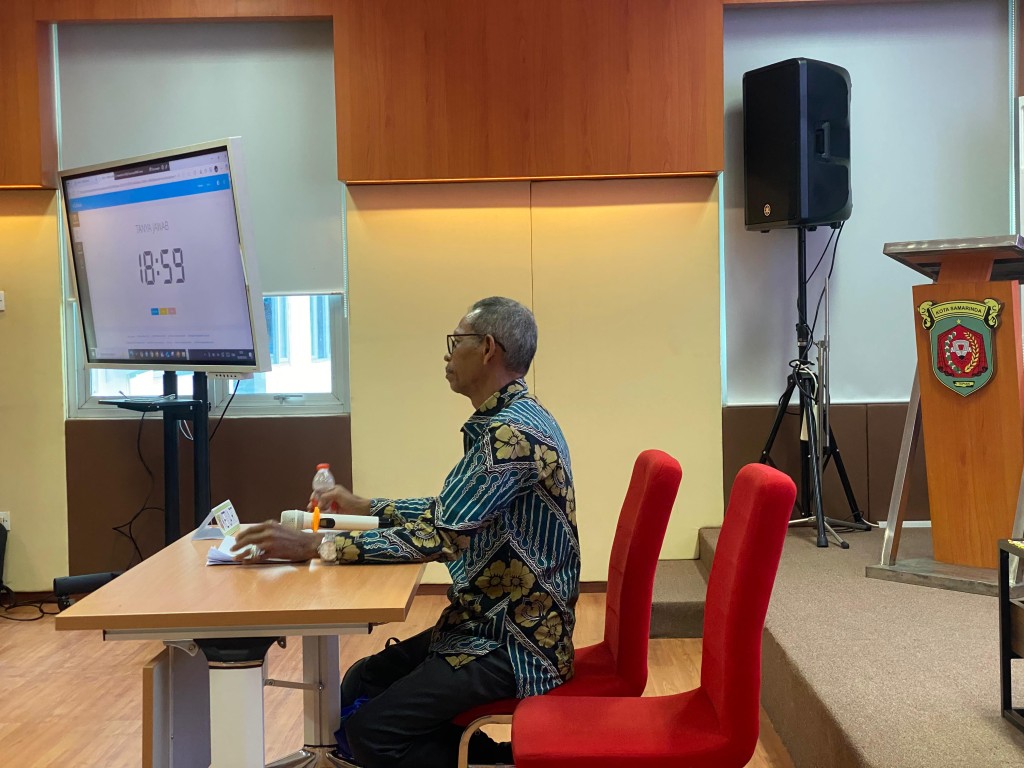 Kasi Kesra Kelurahan Sungai Dama Serta Tim Pendamping Probebaya Mendampingi Perwakilan RT 29 Kelurahan Sungai Dama Mengikuti Kegiatan Presentasi Probebaya Award