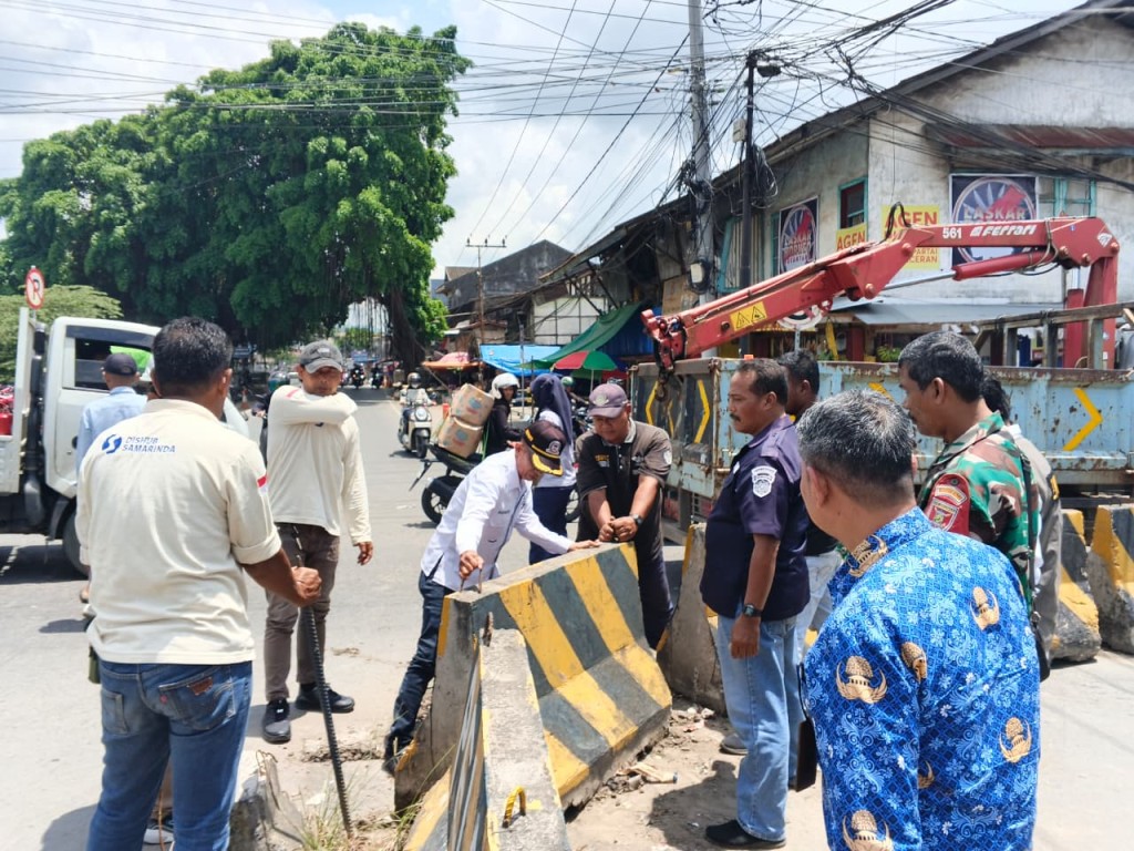 Kelurahan Sungai Dama Mendampingi Dishub Kota Samarinda Terkait Perbaikan Pembatas Jalan