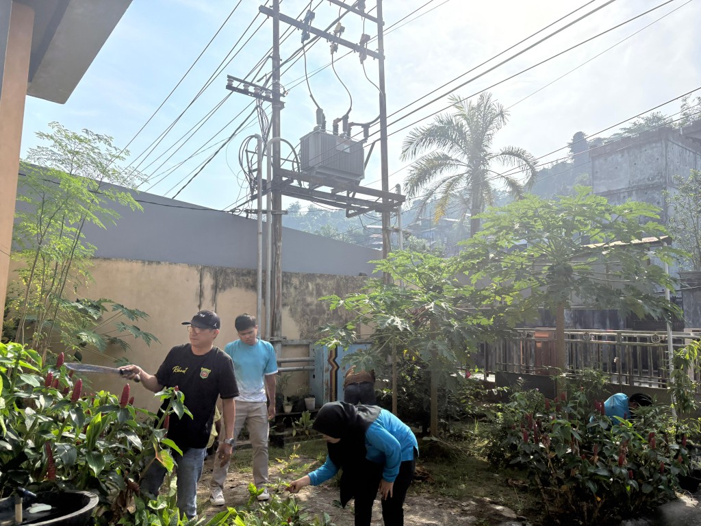 Gotong Royong Di Kantor Kelurahan Sungai Dama