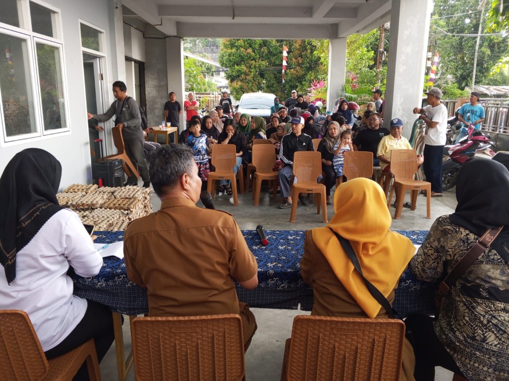 Lurah serta Kasi Kesra dan Ekobang Kelurahan Sungai Dama Melaksanakan Kegiatan Pembagian Sembako oleh Pokmas 1