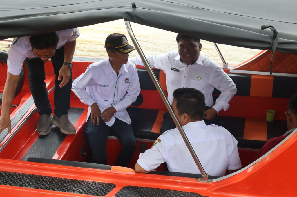 Kunjungan KABID DLH dalam rangka Pembersihan sampah di sungai karang mumus