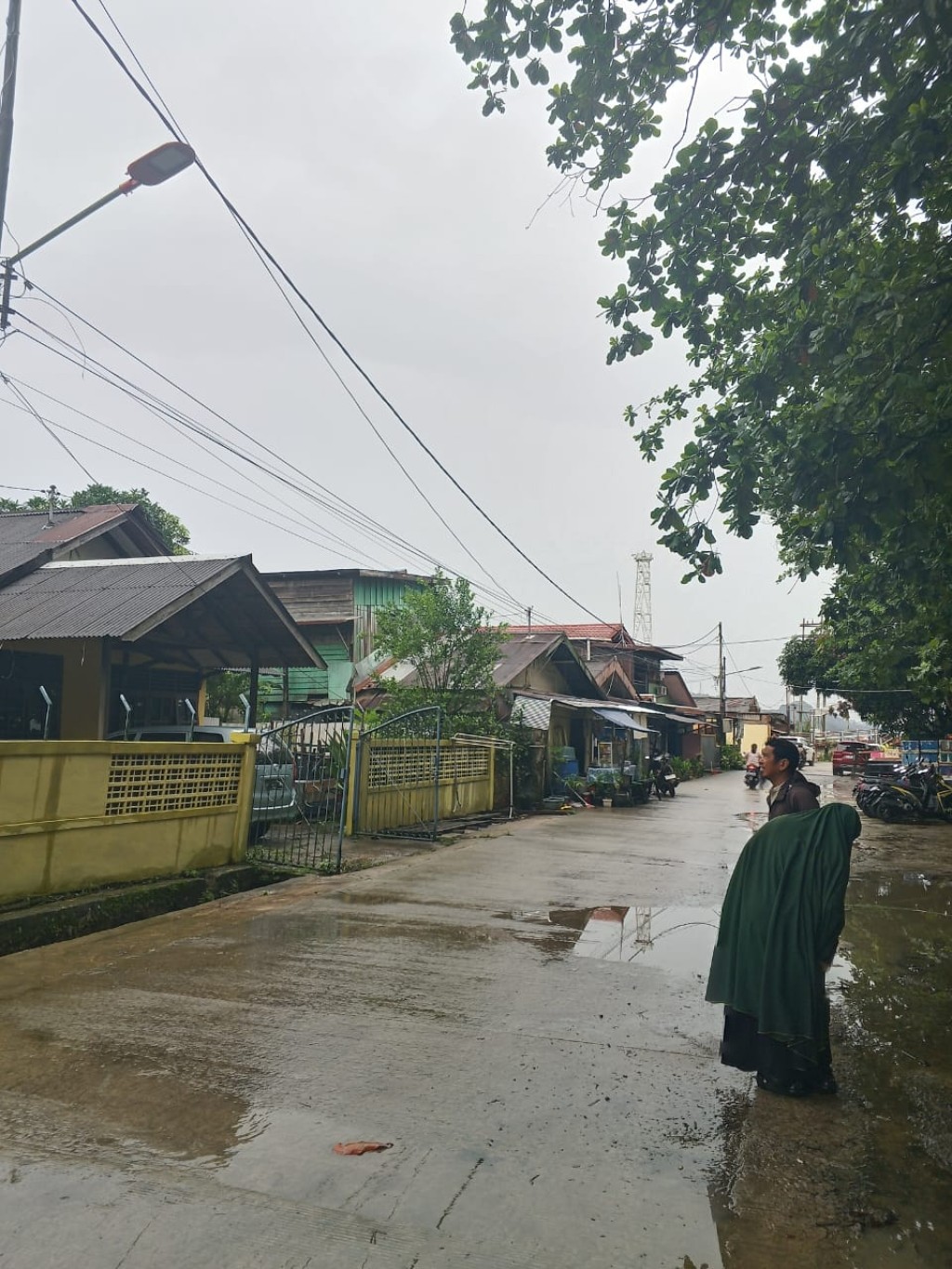 Meninjau padamnya lampu yg berada di beberapa titik RT.01 dan 03 Di Jl.Tonggkol atas laporan RT.01 tanggal 23 Oktober 2025 pada Jam. 19.00