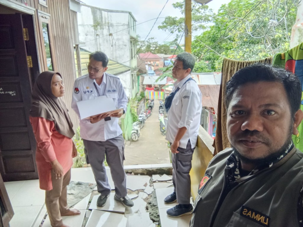 Satlinmas Kelurahan Sungai Dama Dampingi KPU dan Bawaslu dalam Pemutakhiran Data Pemilih