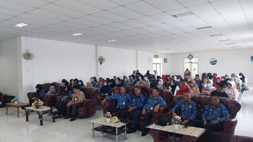Lurah menghadiri acara sosialisasi pencegahan dan pengendalian TBC tuberkulosis di Aula Kantor Camat Samarinda Ilir