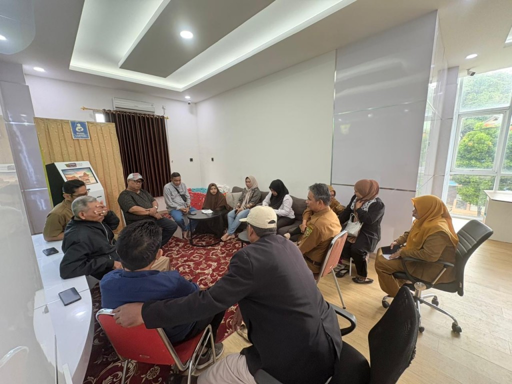 Lurah Mengadakan Rapat Koordinasi Bersama Pokmas Mengenai Probebaya Tahun 2025