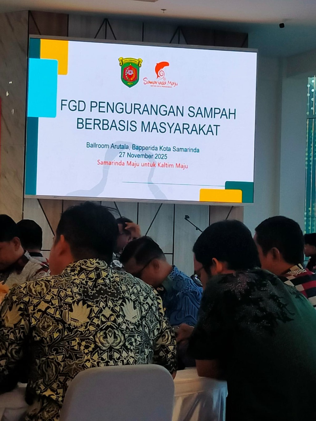 Kasi ekobang Mewakili Lurah Menghadiri FGD Pengurangan Sampah Berbasis Masyarakat di Ruang Arutala Bapperida Kota Samarinda.