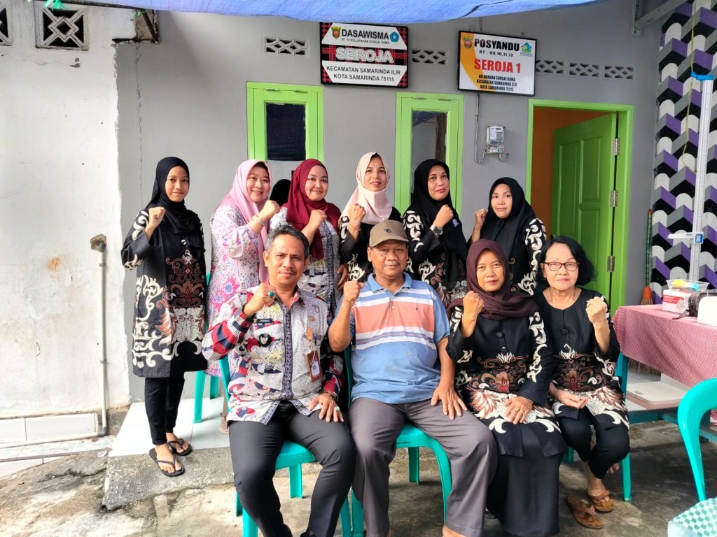 Lurah bersama staf monitoring Kegiatan Posyandu Seroja yang melingkupi RT. 09, 10, 11, 12 dengan pelayanan balita, remaja, dan Lansia