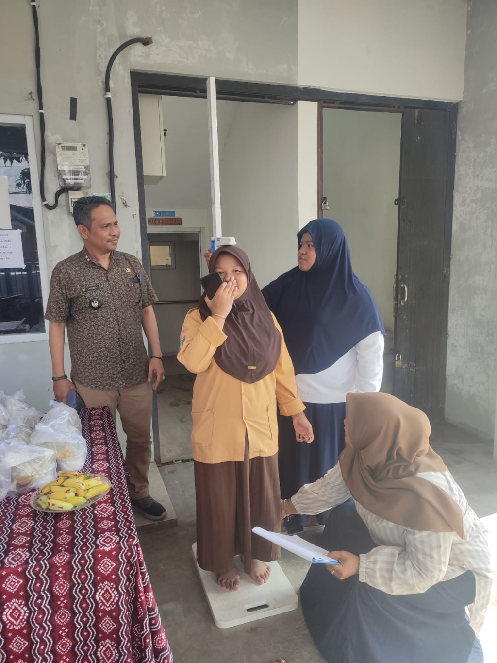 Lurah monitoring kegiatan posyandu melati yang melakukan pelayanan kesehatan Bumil,Bayi, Balita, remaja dan Lansia yang mencakup warga RT. 01, 02, 03, 04 dan 05