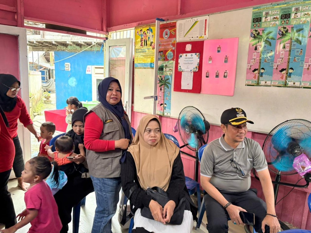 Lurah,Kasi Kesra Dan Satlinmas  monitoring kegiatan posyandu Ramania RT. 30 yang melakukan pelayanan pemeriksaan kesehatan Ibu hamil,  bayi, balita, remaja dan Lansia