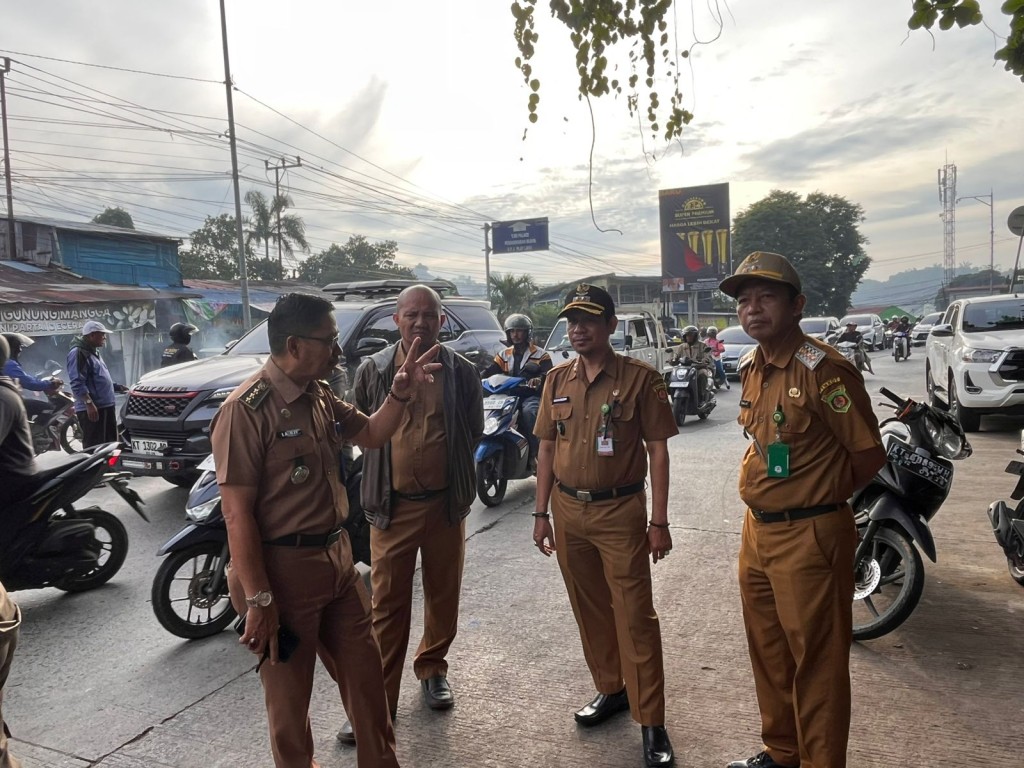 Camat Samarinda Ilir Bersama Lurah Sungai Dama Dan Sidodamai  Monitoring TPS Gunung Mangga dan Berikan Sosialisasi Pengelolaan Sampah kepada Masyarakat