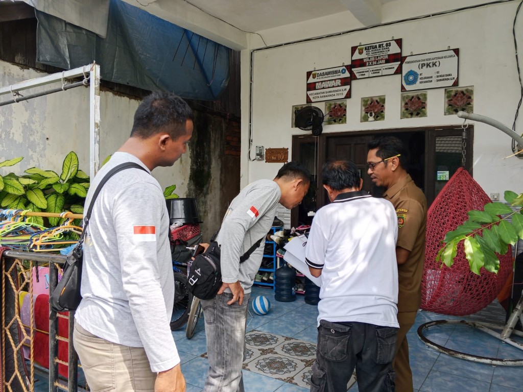 Kasi Ekobang Bersama Pendamping Melakukan Pengecekan Kembali   Volume ( Panjang Dan Lebar) Hasil Pekerjaan Sapras Kegiatan Probebaya  Tahun anggaran 2025