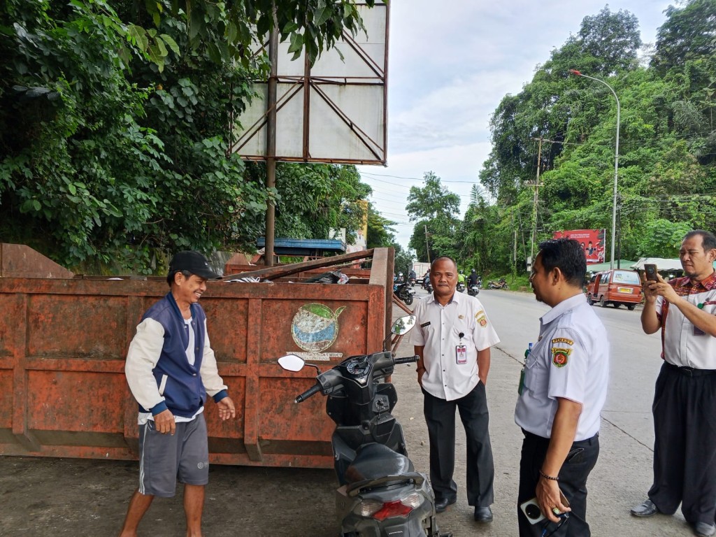 Lurah Sungai Dama Lakukan Monitoring dan Sosialisasi Jam Pembuangan Sampah di TPS Gunung Manggah