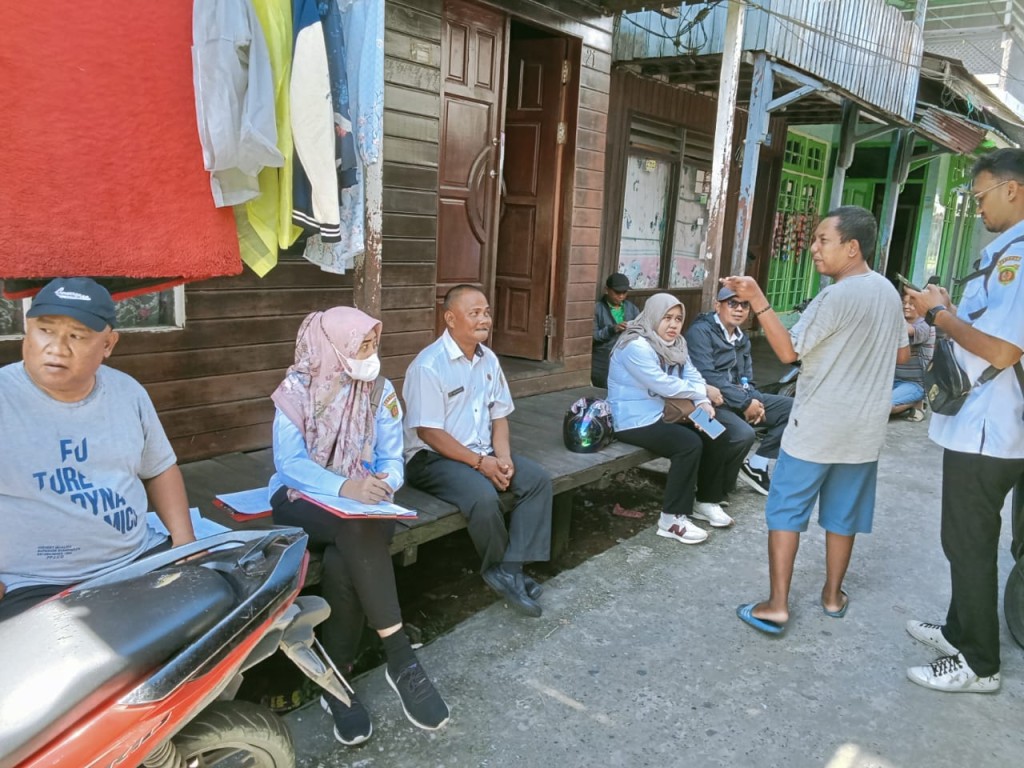 Staf Kelurahan Sungai Dama Dampingi Tim Perkim Survei Rumah Tidak Layak Huni di Beberapa RT