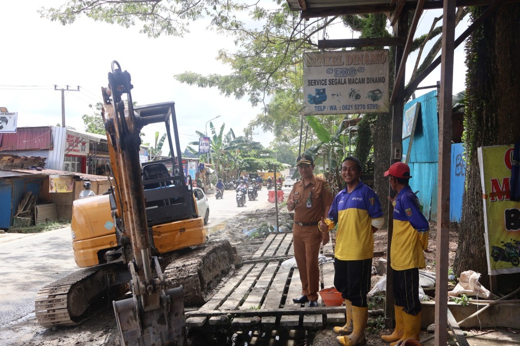 Lurah Sungai Dama Monitoring Pelebaran Drainase di Jalan Sultan Alimuddin
