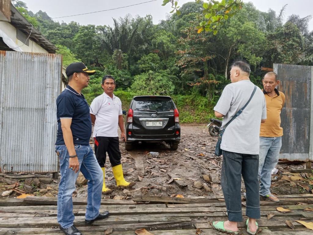 mengecek IMB dan menyampaikan untuk menjaga kebersihan jalan pintu keluar masuk mobil mengangkut material pembangunan ruko Jl. Sultan Alimuddin.