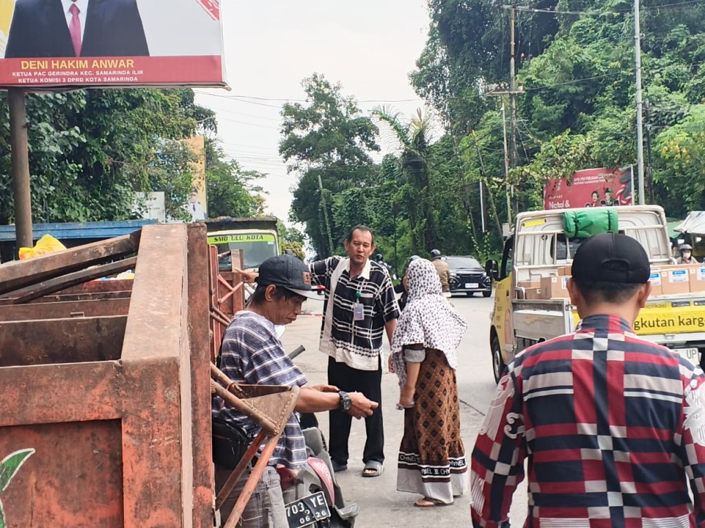 Lurah Sungai Dama, Kasi Pemerintahan Dan Staff  Monitoring TPS Gunung Mangga