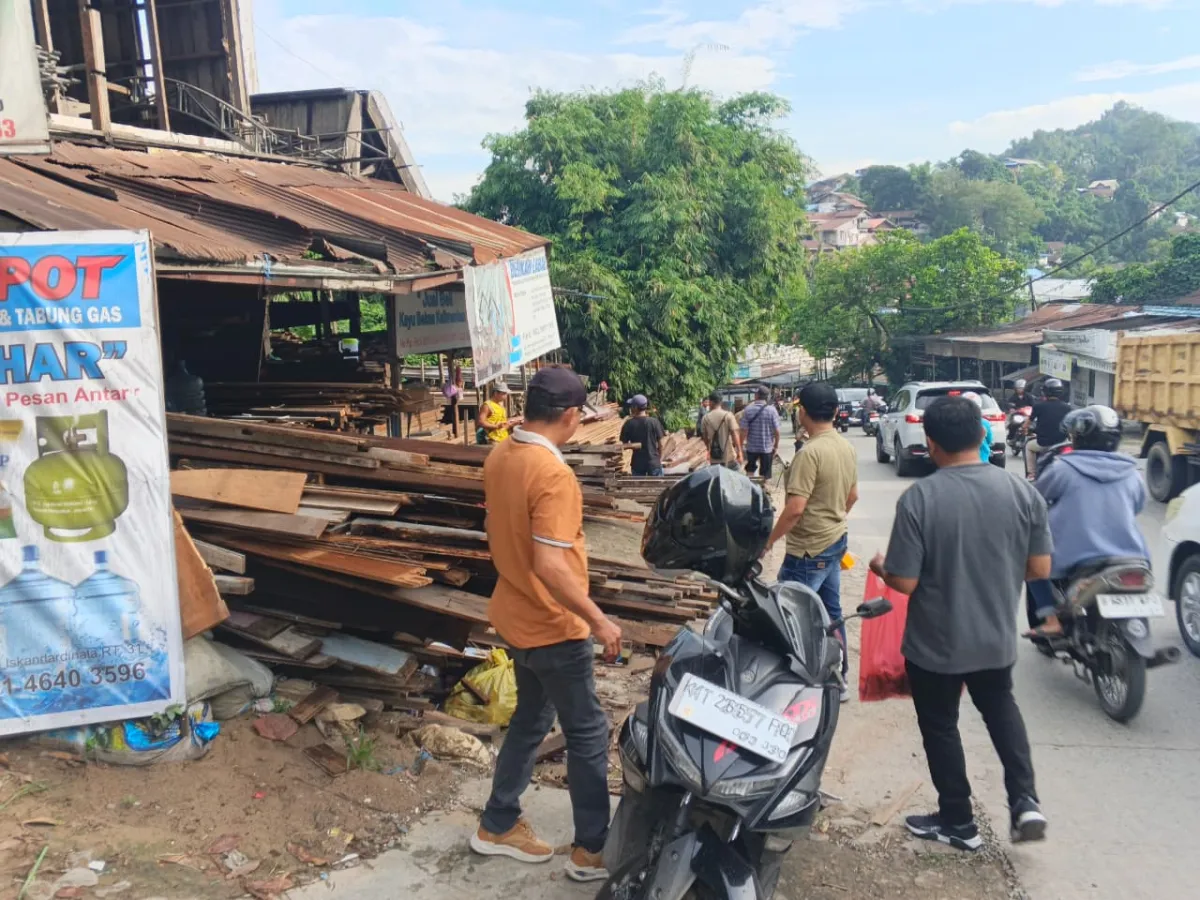 Lurah,Kasi Ekobang,Kasi Pem,Dan Staff Melakukan Gotong Royong Di Kawasan  Gunung Manggah Kelurahan Sungai Dama 