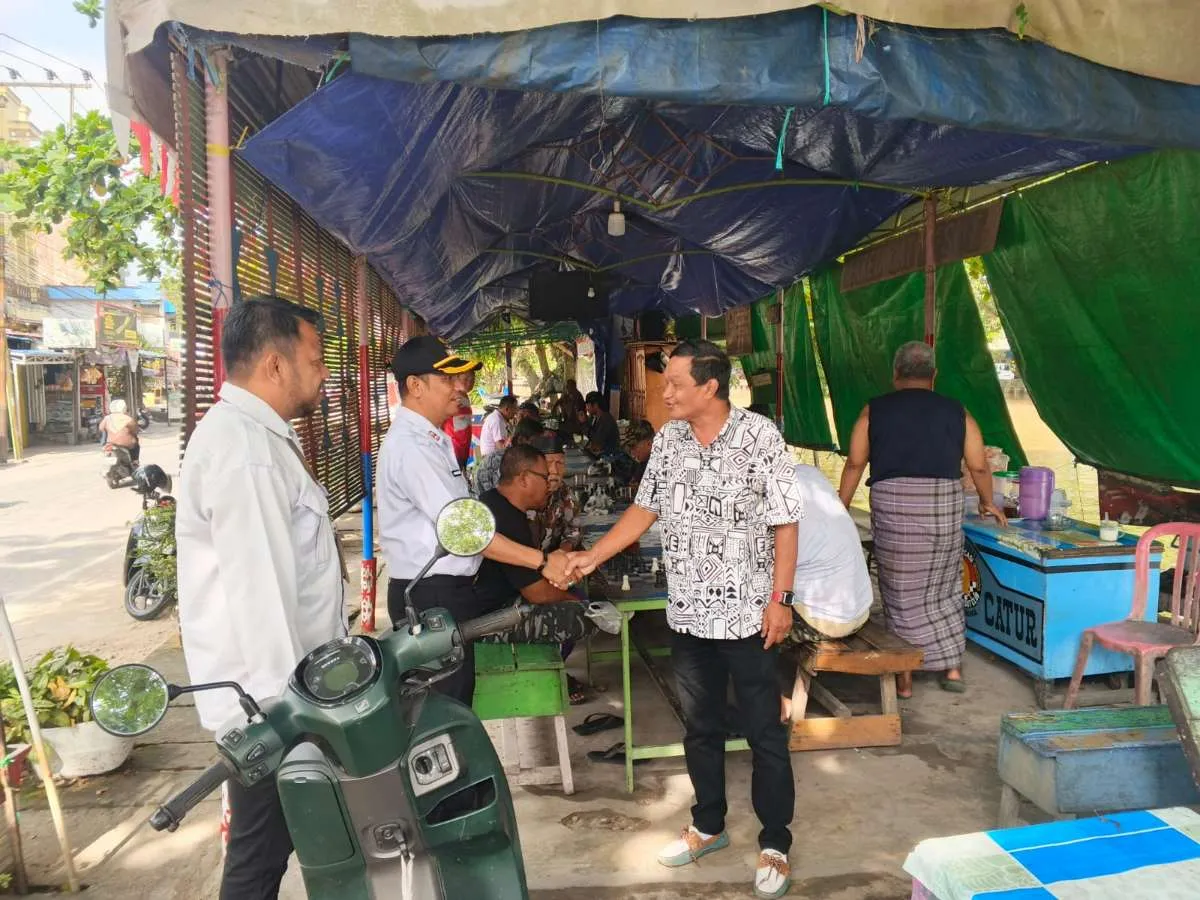Lurah Sungai Dama Ajak Warga Menjaga Kebersihan Taman Catur