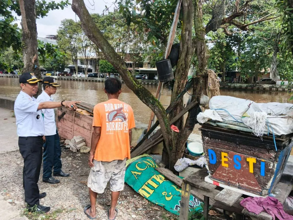 Lurah Sungai Dama Lakukan Penataan Lingkungan di Kawasan Taman Catur