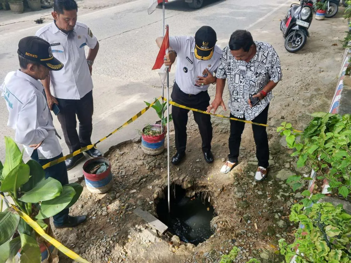 Lurah Sungai Dama Tinjau Jalan Amblas dan Drainase Tersumbat di Depan Taman Catur
