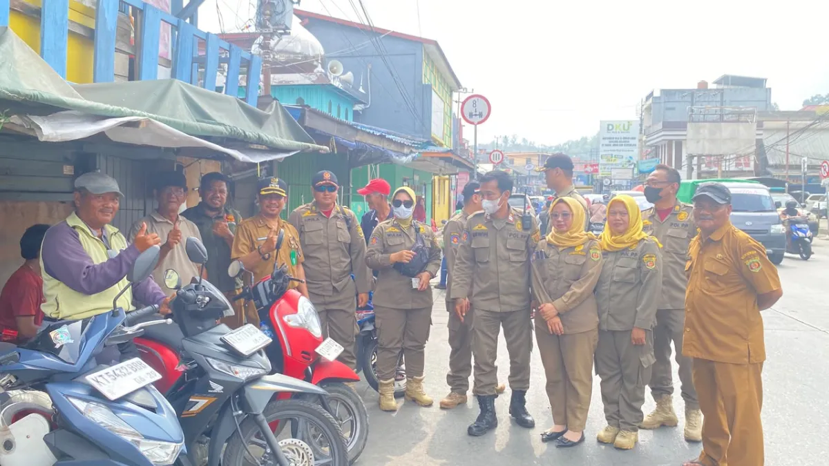 Lurah Bersama Staff Dan Satlinmas Kelurahan Sungai Dama Melakukan Monitoring Kebersihan Kios Kios Di Pasar Baru Sungai Dama