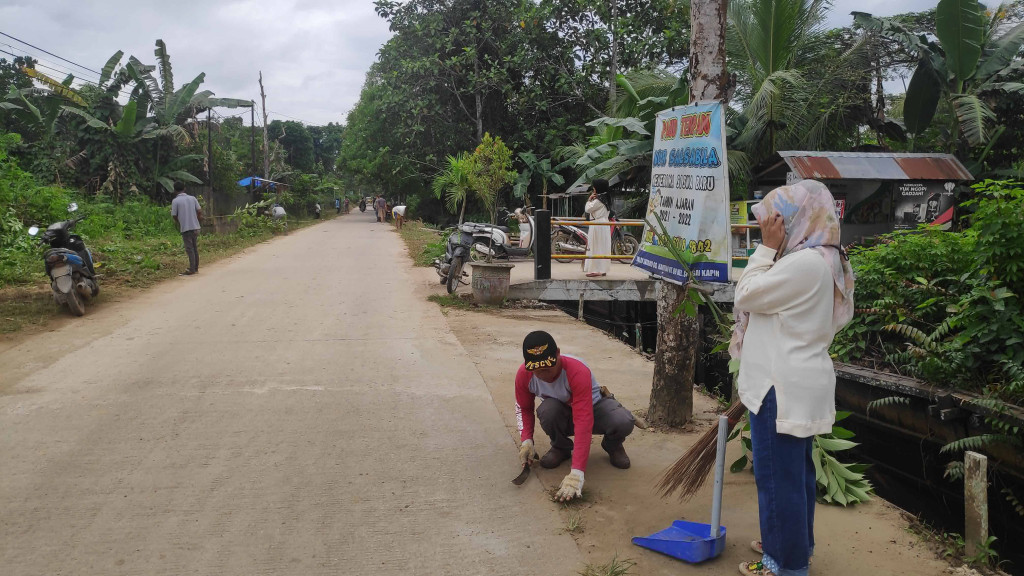 Pembersihan Lingkungan Bersama Warga di lingkungan RT. 24 dan RT. 08 Kelurahan Sungai Kapih