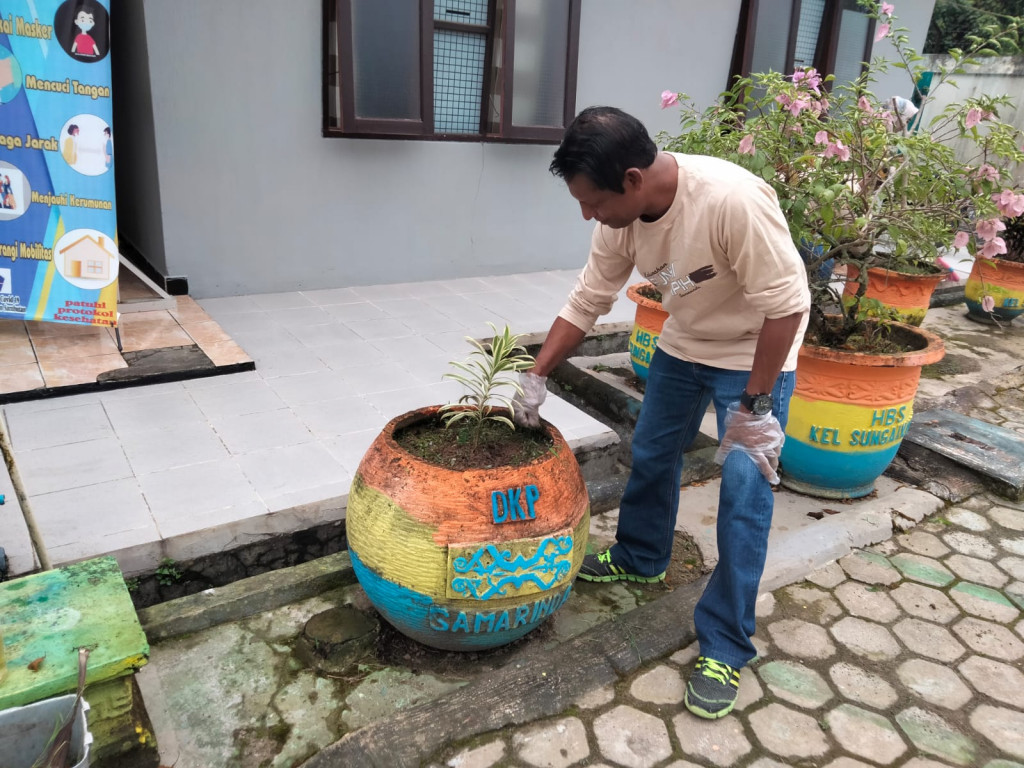 Apel dan Gotong Royong Lingkungan Kantor Kelurahan Sungai Kapih
