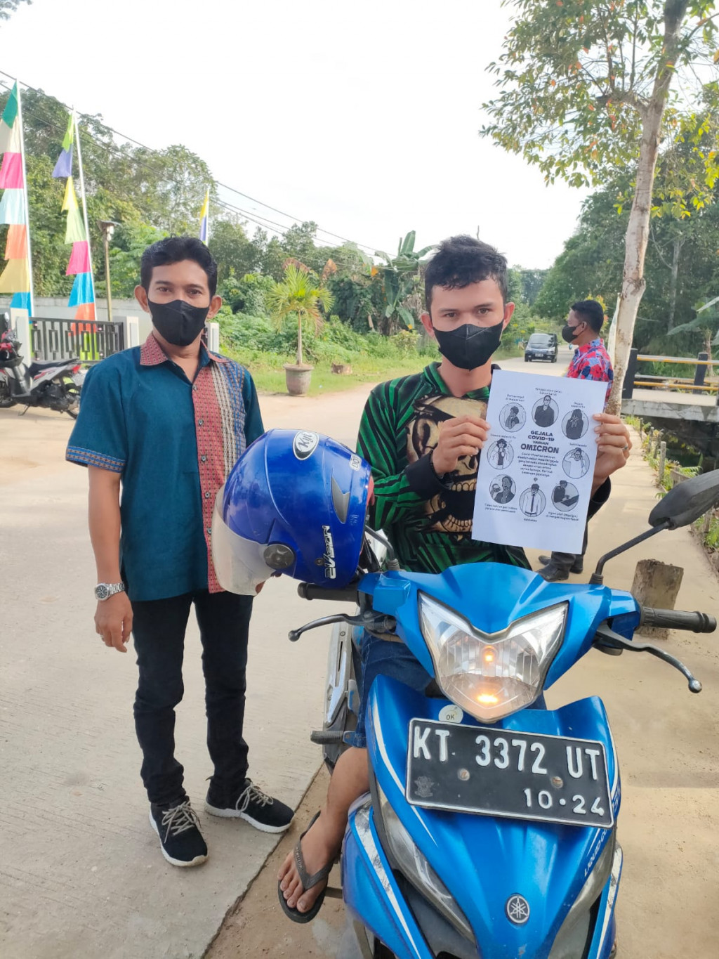 Kegiatan pembagian masker dalam rangka menekan Covid-19 varian baru