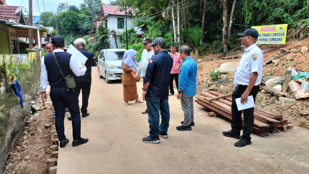 Kunjungan Rombongan Komisi 3 DPRD Kota Samarinda Ke Lokasi Tanah Longsoran di Perumahan Keledang Mas Baru RT.19 & 20.