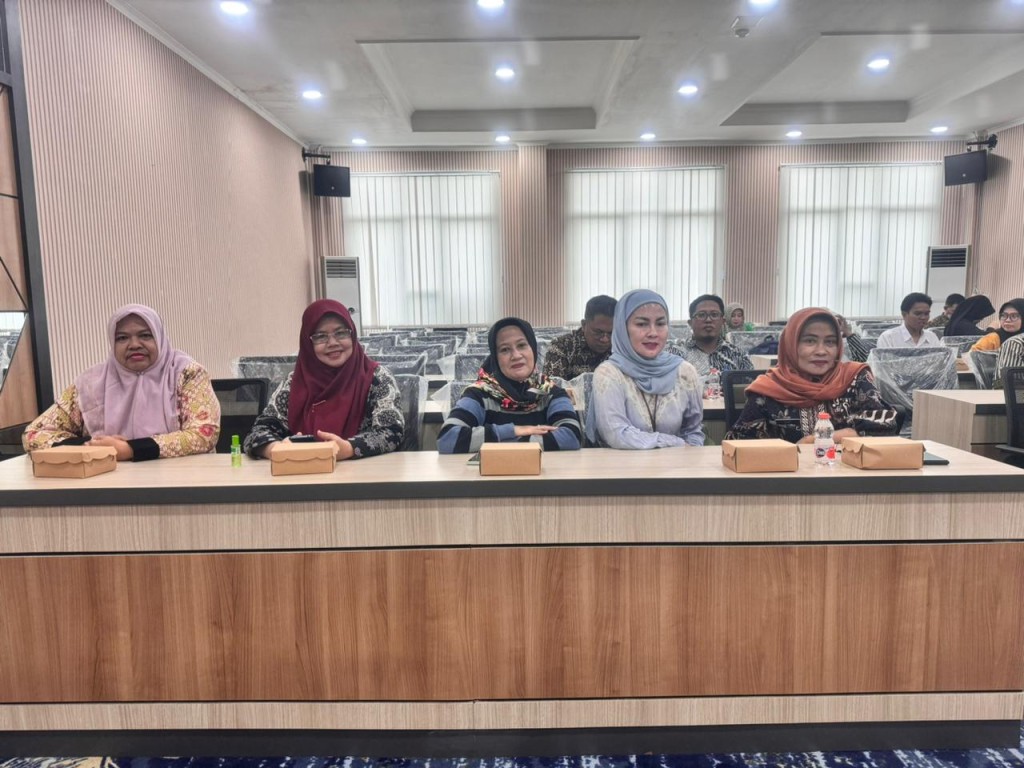 Penyerahan perlengkapan secara simbolis oleh orang tua asuh kepada peserta didik binaan program aksi Perubahan Gerakan Pendidikan Setara Untuk Semua