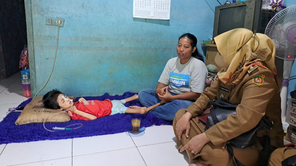 Pemberian bantuan untuk anak penderita kekurangan gizi.