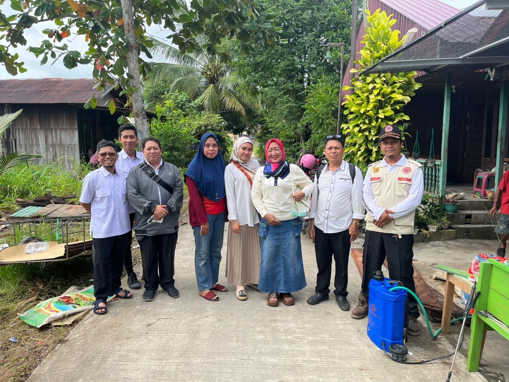 PENYEMPROTAN SERANGAN ULAT BULU DI RT 03 SUNGAI PINANG DALAM