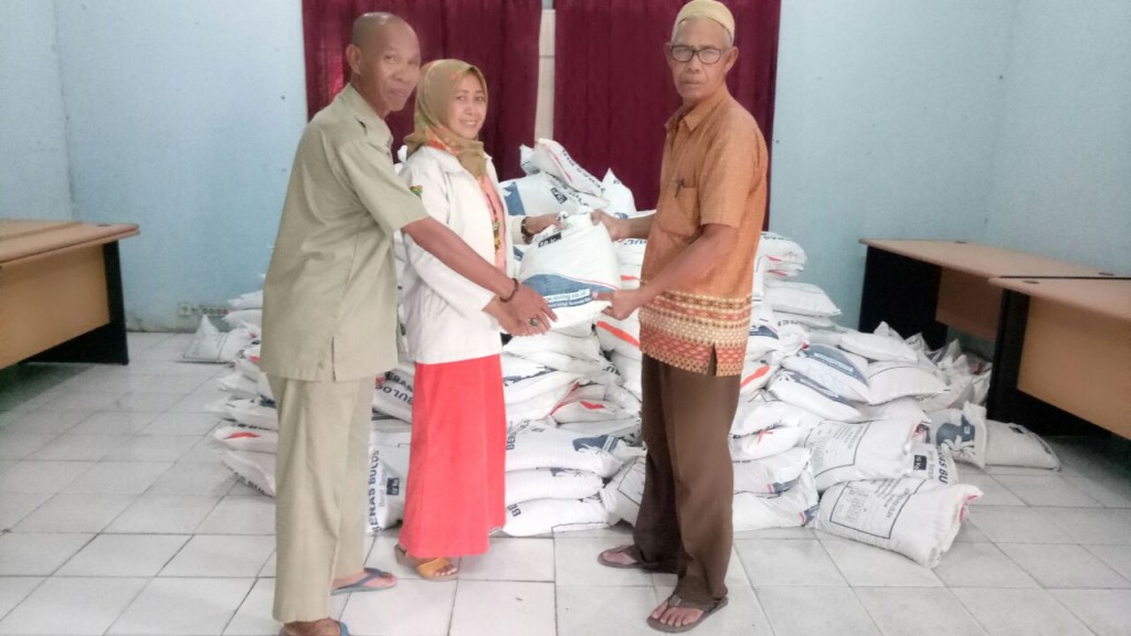 Pendistribusian Rastra Bansos Kelurahan Sungai Pinang Luar