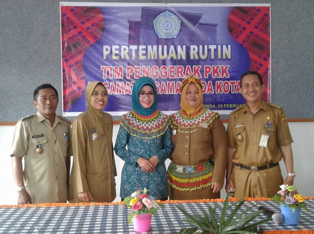 Pertemuan Rutin PKK Kecamatan Samarinda  Kota , dan Penyerahan Simbolis Plang PPKBD oleh Ibu Ketua TP PKK  Kota Samarinda