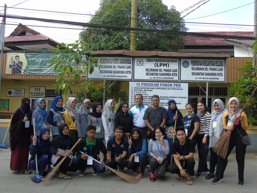 Kegiatan Gotong Royong Jumat Bersih di Kelurahan Bersama Mahasiswa KKN UNMUL - Jumat, 20 Juli 2018