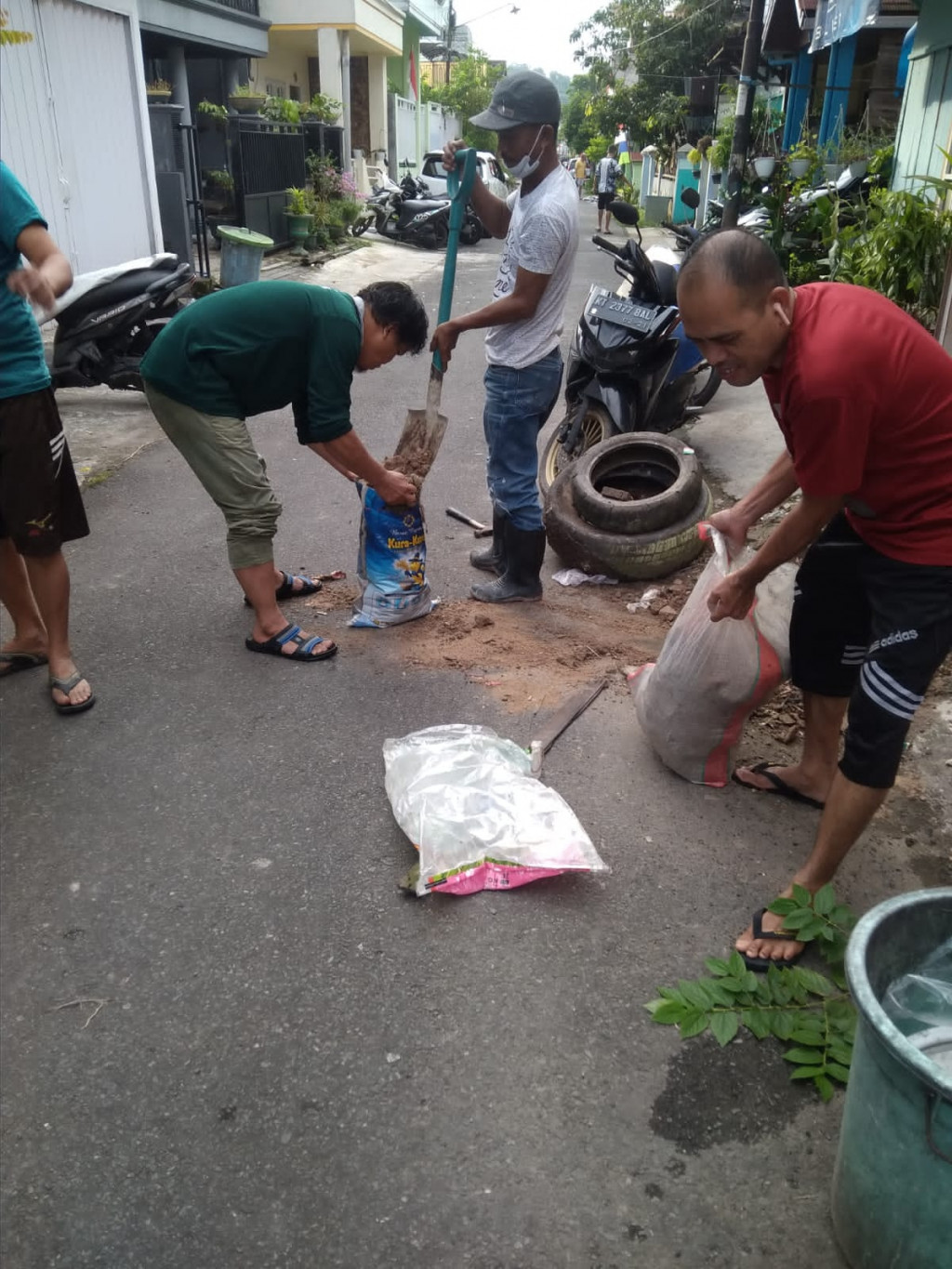 Kerja bakti di lingkungan RT Kel. Sungai Pinang Luar