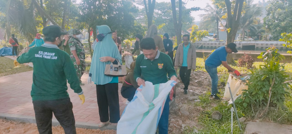 Kegiatan Jumat Bersih di Playground / Ruang Terbuka Hijau (8 Juli 2022)
