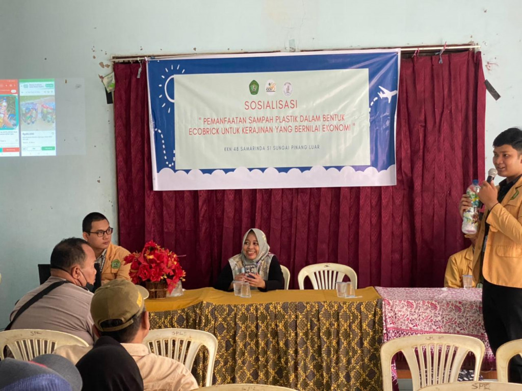 Sosialisasi Pemanfaatan Sampah Plastik Dalam Bentuk Ecobrick Untuk Kerajinan Yang Bernilai Ekonomi