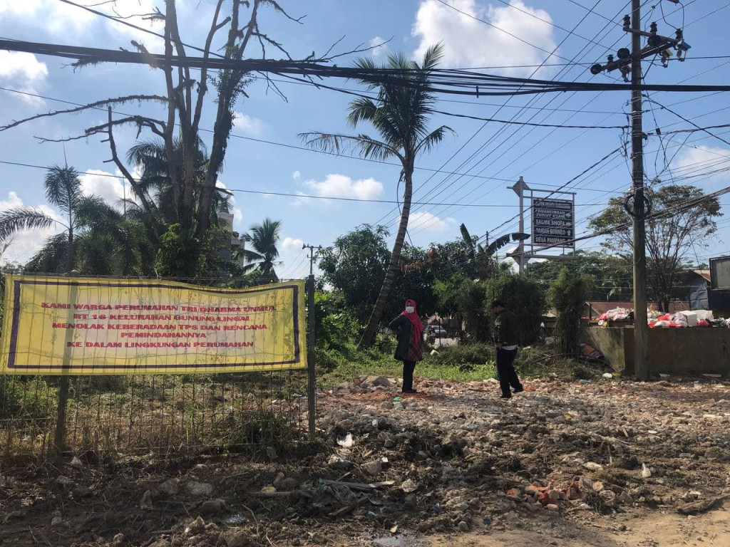PERUMAHAN TRIDARMA UNMUL MENOLAK PEMBANGUNAN TPS DI KEL.GUNUNG LINGAI