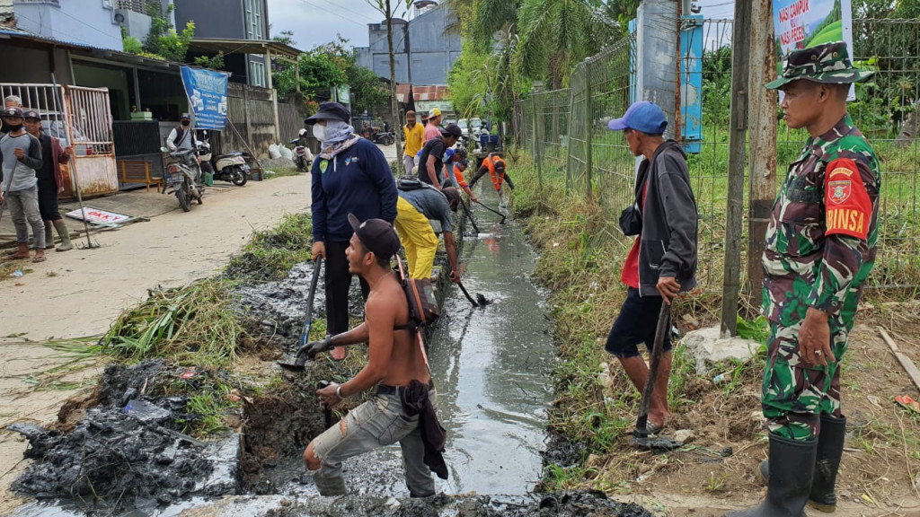 GOTONG ROYONG MASSAL NORMALISASI GORONG-GORONG DAN DRAINASE