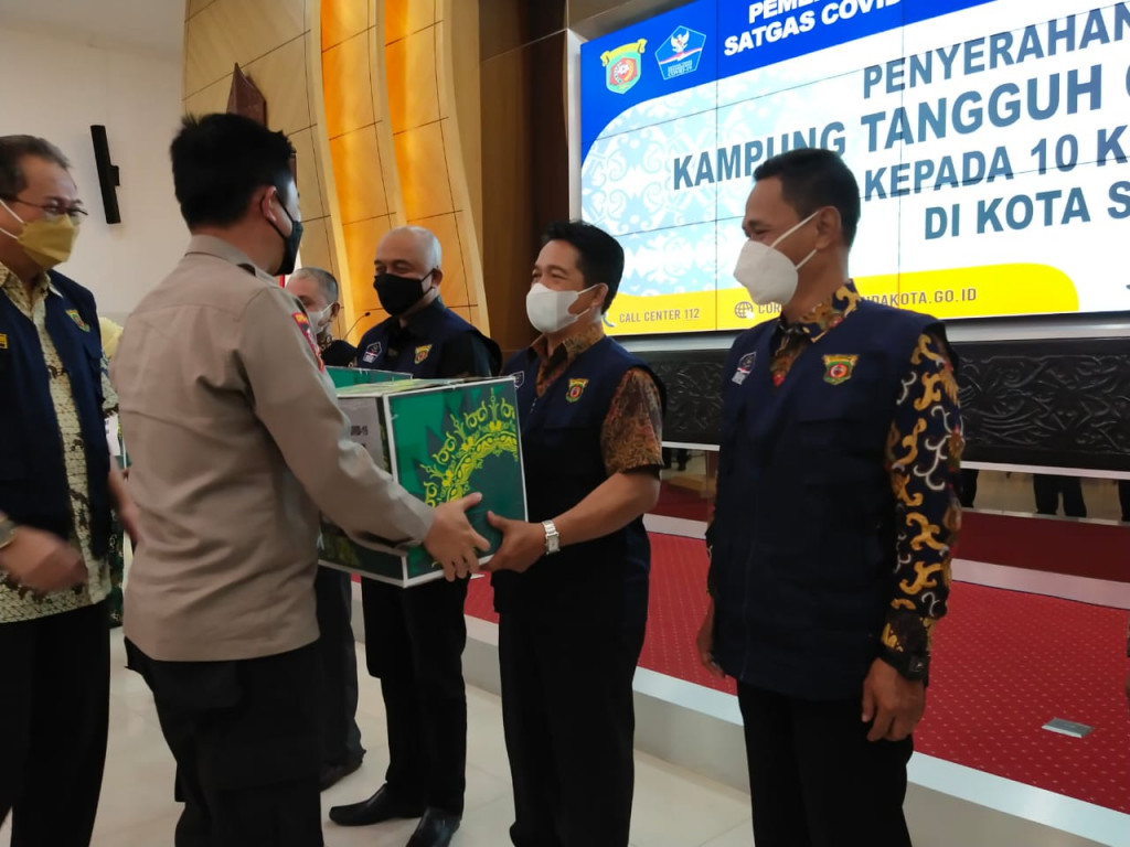 PENYERAHAN BANTUAN KAMPUNG TANGGUH COVID-19