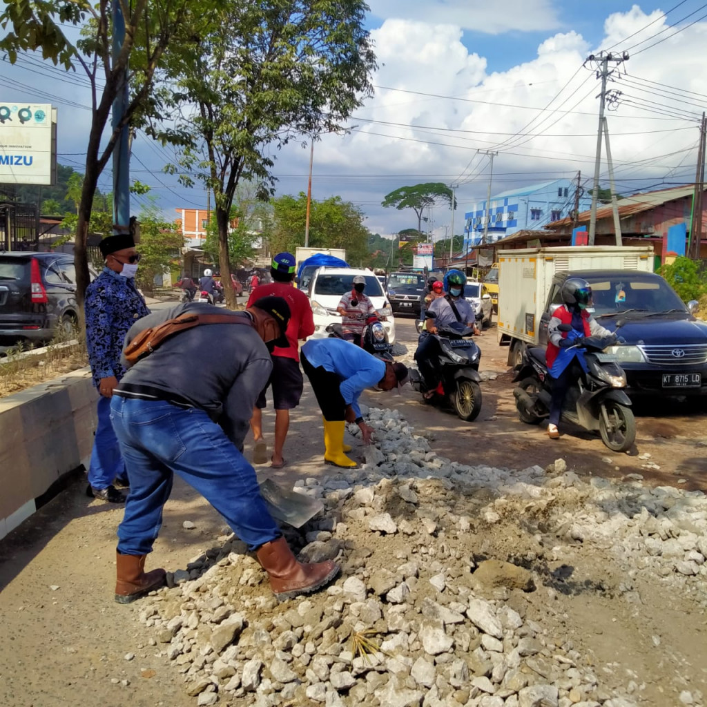 PERBAIKAN LOBANG DI JALAN D.I PANJAITAN
