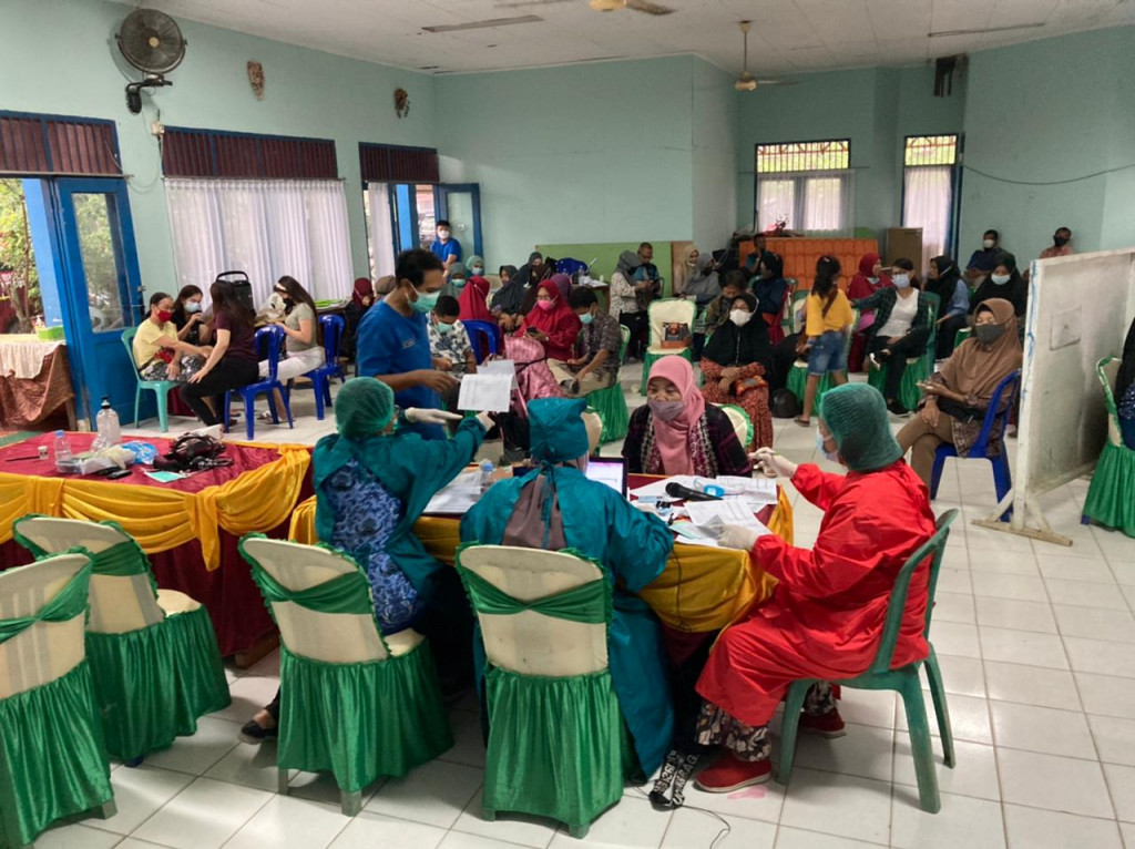 VAKSINASI MASSAL COVID-19 OLEH PUSKESMAS REMAJA DI AULA KECAMATAN SUNGAI PINANG