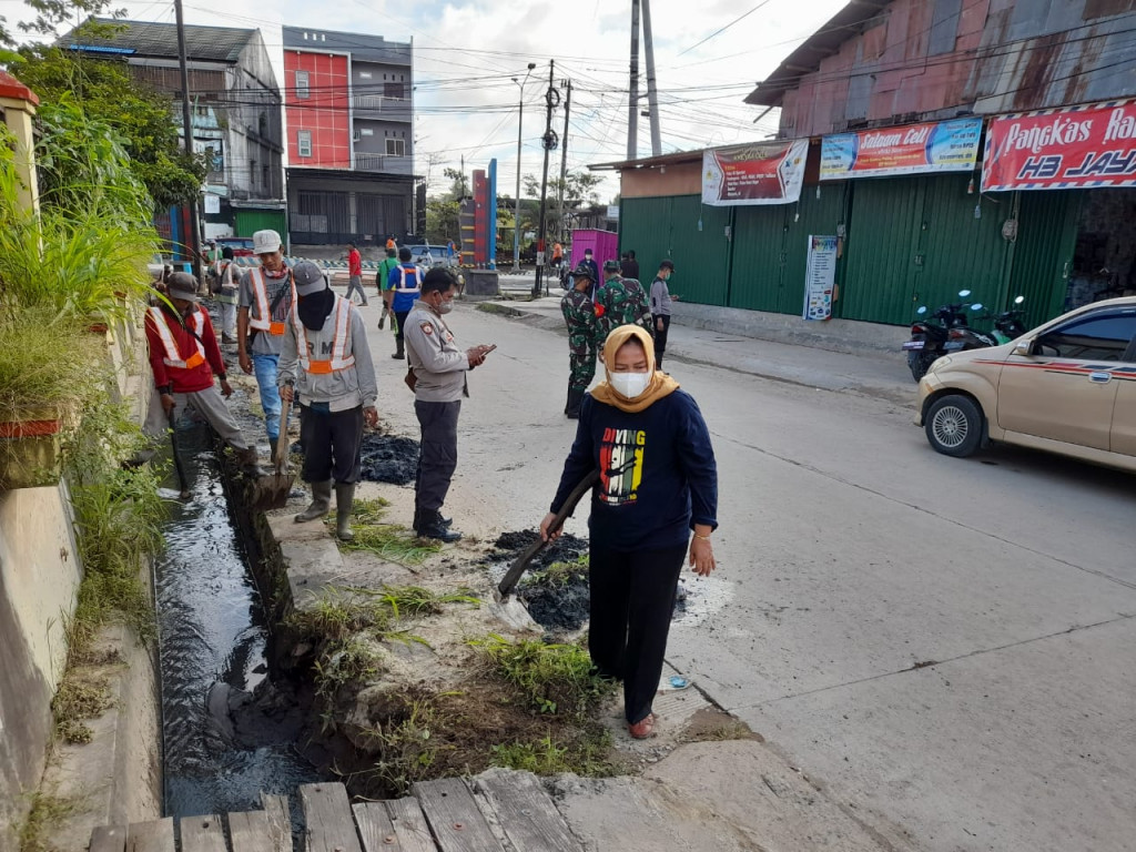 GOTONG ROYONG DI SEPANJANG JALAN D.I PANJAITAN