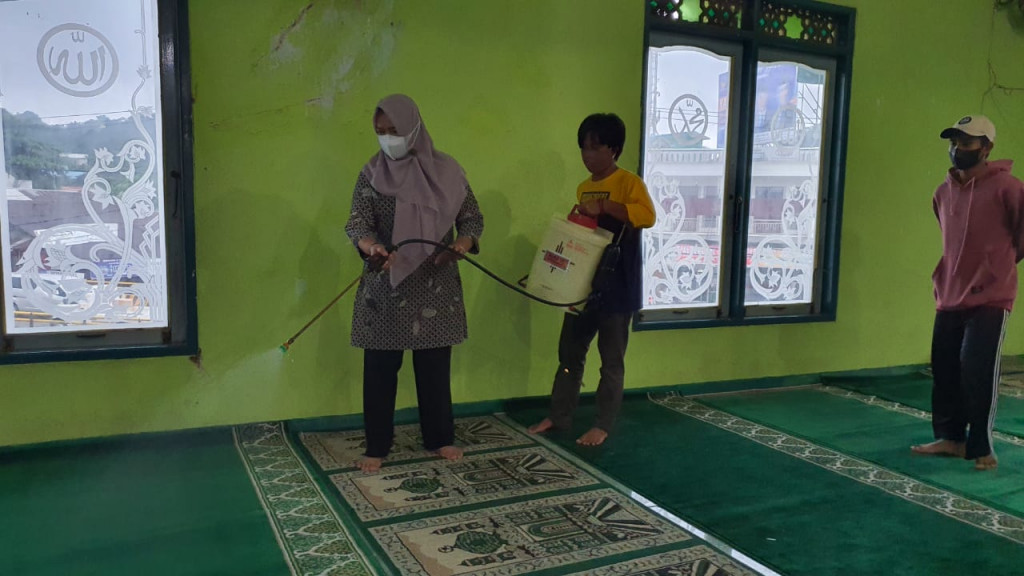 PENYEMPROTAN MASJID BABUL HAFAZAH ANTISIPASI PENYEBARAN COVID-19