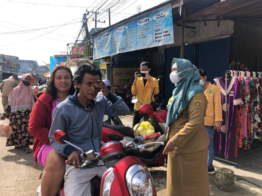 RAZIA MASKER DI PASAR TUMPAH GERILYA